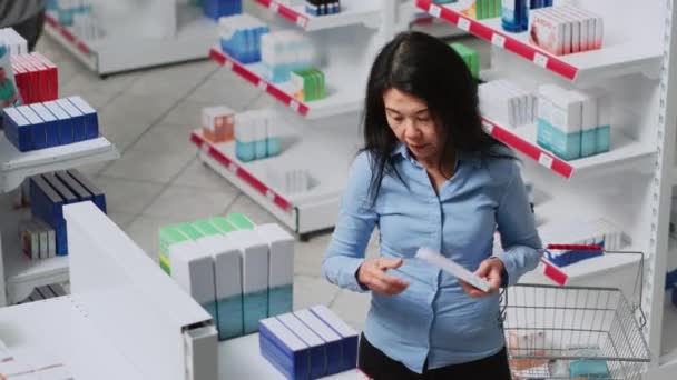 Ηλικιωμένοι Αναλύουν Κουτιά Φαρμάκων Στο Φαρμακείο Κοιτάζοντας Φαρμακευτικά Προϊόντα Για — Αρχείο Βίντεο
