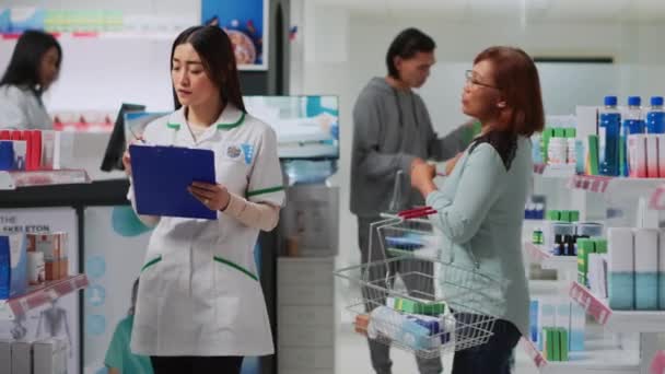 Azjatycki Specjalista Pomaga Klientowi Kardiologii Pigułki Podając Pudełko Medycyny Kobiety — Wideo stockowe