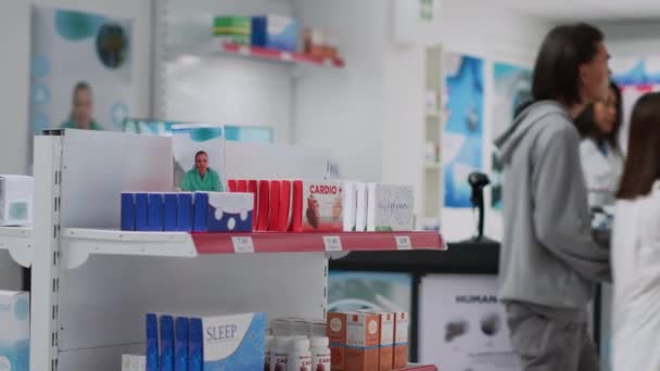 Клиент Читает Фармацевтическую Листовку Аптеке Ищет Купить Коробки Лекарствами Таблетками — стоковое видео