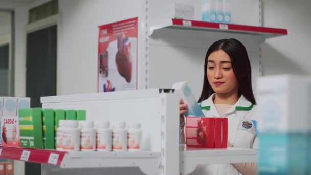 Eczacılık Işçisi Raflardaki Ilaç Kutularını Analiz Ediyor Eczanede Çalışıyor Hasta — Stok video