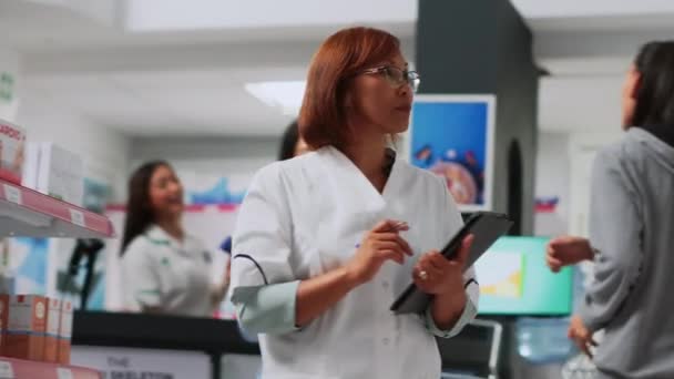 Phamacist Dělat Pilulky Inventář Pomáhá Klientovi Najít Lékařskou Péči Hledá — Stock video
