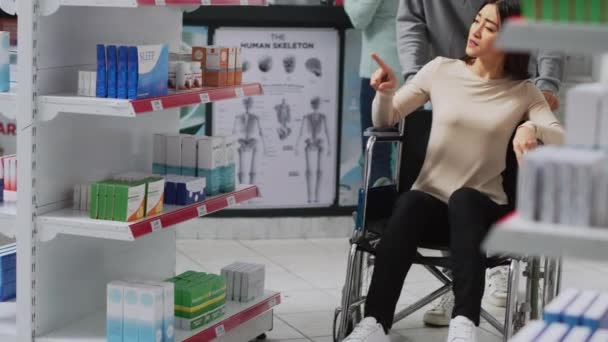 Asiático Usuário Cadeira Rodas Assistente Social Procura Suplementos Pílulas Mulher — Vídeo de Stock