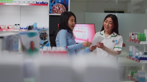 Mujer Asiática Mostrando Papel Prescripción Farmacéutico Pidiendo Ayuda Para Encontrar — Vídeo de stock