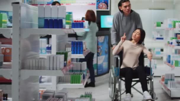 장애가 복지사 선반에서 치료를 있습니다 관리인은 휠체어를 의약품을 찾도록 — 비디오