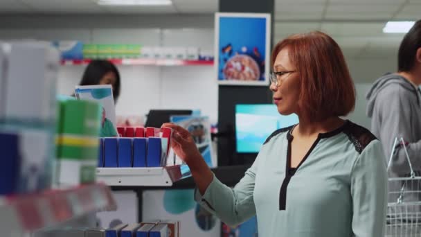 Comprador Feminino Olhando Para Produtos Farmacêuticos Para Encontrar Medicina Analisando — Vídeo de Stock