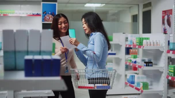 Eczane Çalışanı Eczanede Reçeteli Kağıt Okuyor Müşteriye Ilaç Hap Vermek — Stok video