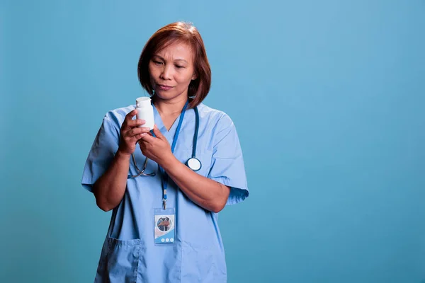 Hasta Hastalıklarını Önlemek Için Tedavi Gören Ciddi Bir Asyalı Hemşire — Stok fotoğraf