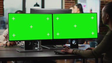 Genç dijital yaratıcı yeşil ekranlı bilgisayarlara bakıyor, izole ekran ile profesyonel monitör üzerinde çalışıyor. 3D kadın düzenleyici boş krom anahtar düzenleme kopyalama alanını analiz ediyor.