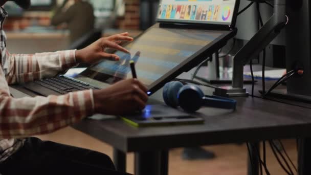 Desainer Grafis Ahli Mengedit Gambar Monitor Layar Sentuh Menggunakan Tablet — Stok Video