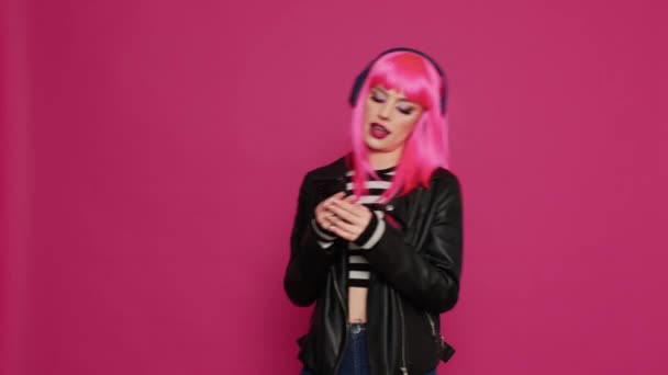 Wanita Trendy Positif Mendengarkan Musik Headphone Menikmati Lagu Lagu Audio — Stok Video