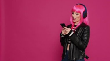 Mesajlar atan, müzik dinleyen, akıllı telefondan sosyal medya uygulaması kullanan seksi, güzel bir kadın. Cep telefonuyla eğlenen kendine güvenen genç insan, şarkıları dinle..