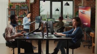 Erkek fotoğrafçı, imaj düzenleme yazılımı üzerinde çalışıyor, tablet ve stilini kullanarak yaratıcı ajanslarda medya üretimi yapıyor. Renk derecelendirme ile resim düzenleme yaratan sanatçı.