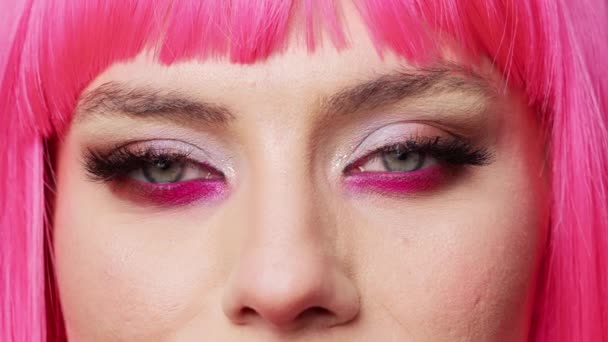 Макро Снимок Привлекательной Женщины Красивым Макияжем Глаз Розовыми Волосами Позирует — стоковое видео