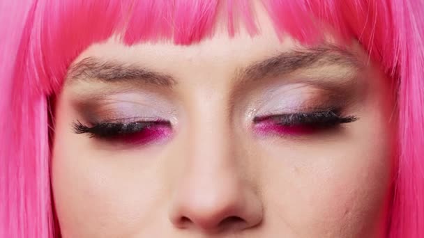 Макро Снимок Позитивной Женщины Гламурным Красочным Макияжем Глаз Розовыми Волосами — стоковое видео
