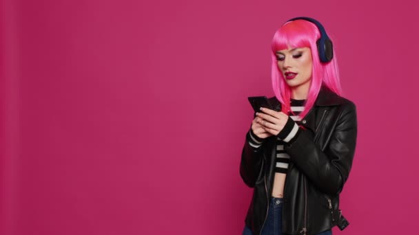 Junge Glückliche Frau Hört Musik Und Sms Auf Dem Smartphone — Stockvideo