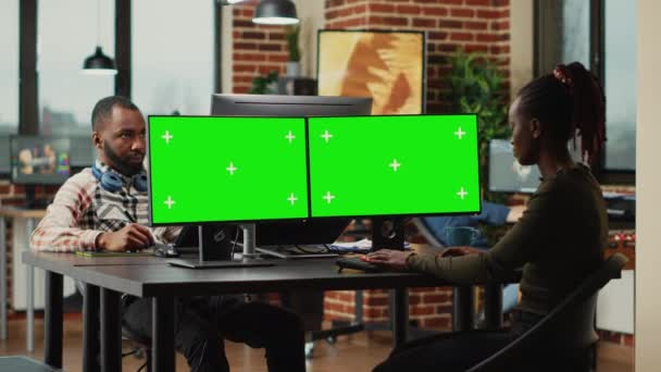 非洲裔美国妇女在显示器上使用绿色显示屏 在办公室使用空白的模拟模板 女工看着Pc上孤立的彩色和彩色键屏幕 — 图库视频影像