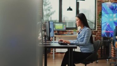 İş yerindeki bilgisayarlarda yapay zekayla çalışan bir grup profesyonel editör. Bilgi grafikleri ve 3 boyutlu sanatsal proje planlayan yaratıcı insanlar, beyin fırtınası fikirleri.