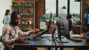 Yaratıcı ofis çalışanı bilgisayar başında oturuyor ve stüdyoda birden fazla monitör ve kaba yazılım kullanarak dijital sanat yaratıyor. Mesleki grafik tasarımcısı, proje üzerinde çalışıyor..