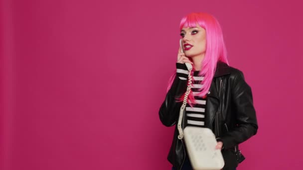 Щаслива Впевнена Модель Рожевим Волоссям Розмовляє Стаціонарному Телефонному Дзвінку Спілкується — стокове відео