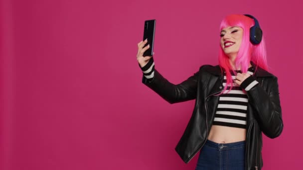 Wanita Cantik Yang Bahagia Mengambil Gambar Dengan Aplikasi Ponsel Dan — Stok Video