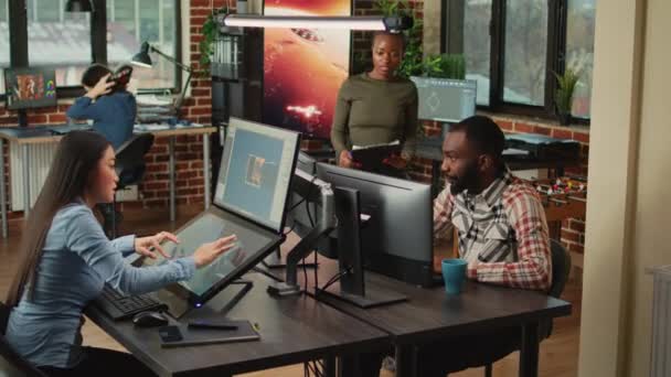 アフリカ系アメリカ人のチームは Pc上のCadソフトウェアを見て 3Dインフォグラフィックで製造インターフェイスを分析します 創造的な代理店で産業開発に取り組む男と女 — ストック動画
