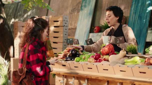 Vrouwelijke Verkoper Ontmoet Klant Lokale Greenmarket Verse Producten Uit Tuin — Stockvideo