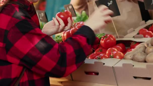 Młody Klient Kupuje Świeże Produkty Natualne Rolnika Stoisku Greenmarket Wybierając — Wideo stockowe