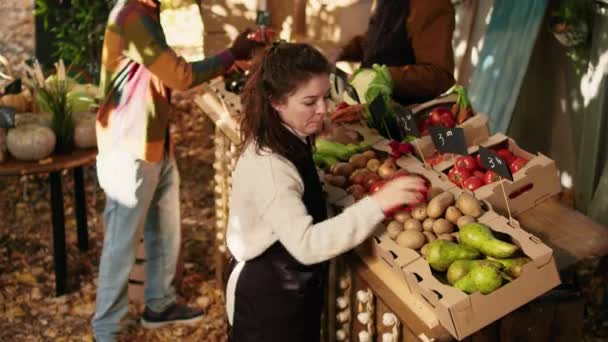 Kvinnliga Stall Innehavare Hälsning Lojal Klient Och Kramas Matmarknaden Vara — Stockvideo