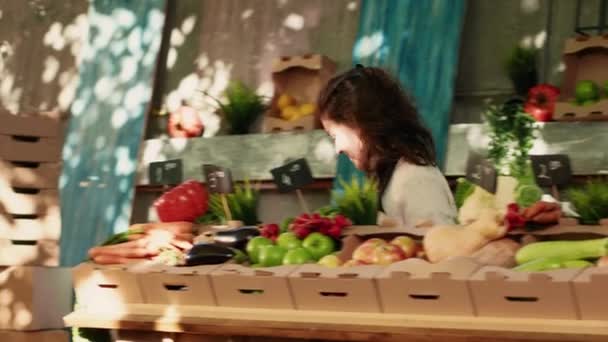 小企业主在农贸市场上销售新鲜土生土长的产品 站在出售有机水果和蔬菜的摊位上 本地供应商推出天然五彩缤纷的成熟生物产品 — 图库视频影像