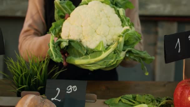 Mujer Agricultora Presentando Coliflor Para Una Alimentación Saludable Vendiendo Productos — Vídeo de stock