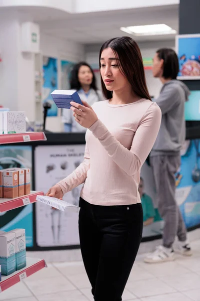 Kadın Müşteri Raflardaki Çeşitli Ilaç Kutularına Bakıyor Vitamin Almak Için — Stok fotoğraf