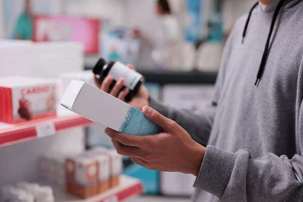 Customer Looking Pills Bottle Vitamins Box Wanting Buy Medicinal Product — Stock Photo, Image