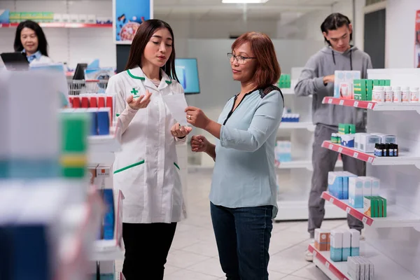 Mediziner Erklären Dem Kunden Rezeptpapiere Sprechen Über Medikamente Die Den — Stockfoto