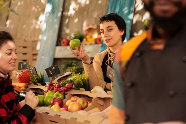 在当地的杂货店市场上 年轻的女农场主向顾客展示各种有机水果 从事销售有机生物质自制产品 新鲜季节性食品的妇女 — 图库照片