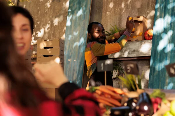 Ellerinde Limon Taşıyan Müşterilerine Gülümseyen Meyve Sebze Standlarının Arkasında Duran — Stok fotoğraf