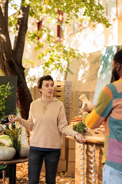 Młoda Zróżnicowana Rodzina Rozmawia Sobą Kupując Zdrowe Warzywa Organiczne Targu — Zdjęcie stockowe