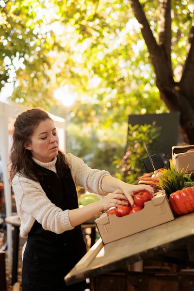 Kvinnlig Säljare Färsk Frukt Och Grönsaker Står Ägare Förbereda Produkter — Stockfoto