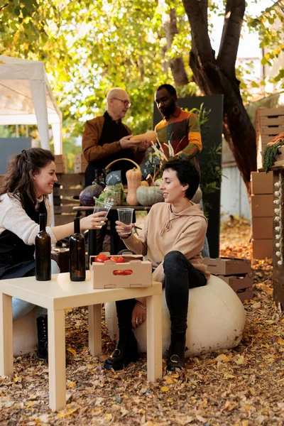 Leende Kvinnor Klamrar Sig Fast Vid Glas Ekologiskt Vin Matmässan — Stockfoto