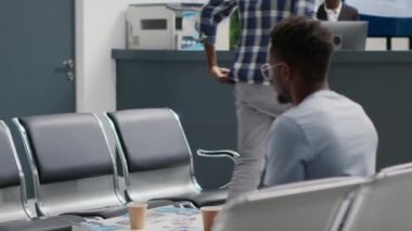 Genç yetişkinler tıbbi raporları doldurmak için kayıt dosyalarını alıyorlar, sağlık hizmetleri randevularına hazırlanıyorlar. Sigorta desteği ve sağlık sigortası alan hasta bekleme odasında oturuyor..