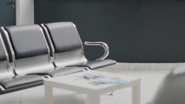 Wartezimmer Gesundheitszentrum Gefüllt Mit Sitzen Und Medizinischen Papieren Unterstützung Durch — Stockvideo