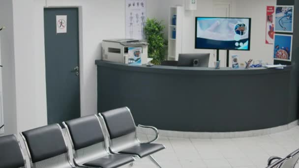 Klinik Koridorunda Sandalyeleri Olan Profesyonel Bekleme Odası Resepsiyon Resepsiyonunda Hasta — Stok video