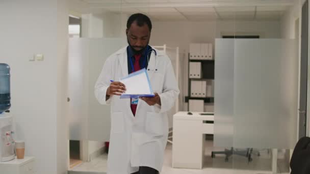 Medizinisches Personal Trifft Sich Wartezimmer Eines Krankenhauses Über Medizin Oder — Stockvideo
