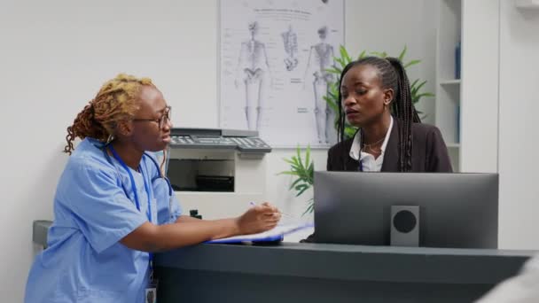 Donne Afroamericane Che Guardano Rapporti Lavorano Una Struttura Sanitaria Aiutare — Video Stock