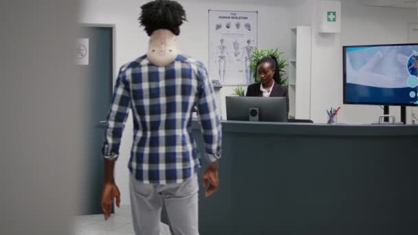 Hombre Afroamericano Con Cuello Cervical Vestíbulo Sala Espera Preguntando Recepcionista — Vídeos de Stock