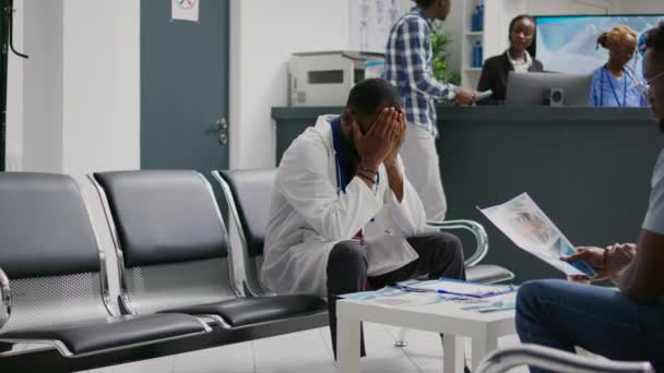 Müder Frustrierter Arzt Sitzt Der Lobby Des Krankenhauses Fühlt Sich — Stockvideo