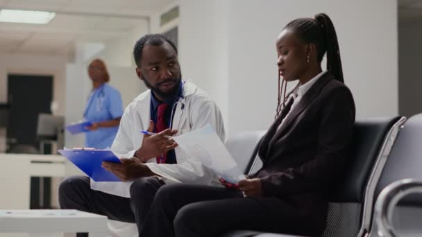 Медики Говорять Жінкою Про Одужання Прийомі Лікарні Пояснюючи Діагноз Лікування — стокове відео