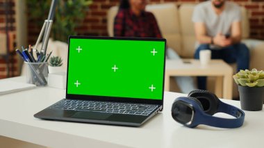 Boş ofis masası dizüstü bilgisayarı ve izole edilmiş yeşil ekran şablonu, boş telif alanı ile krom anahtar ekranı kullanarak. Kablosuz bilgisayar, dijital bilgisayar üzerinde model arkaplan ekranı gösteriliyor. Kapat..
