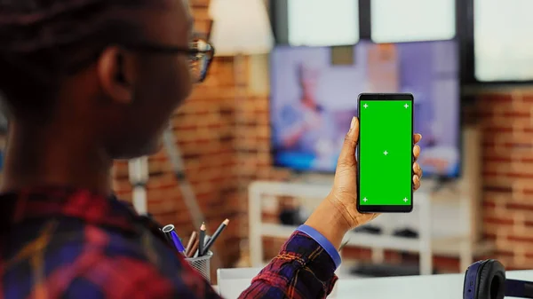 Office Worker Holding Isolated Greenscreen Display Smartphone Home Using Blank — Stock Photo, Image