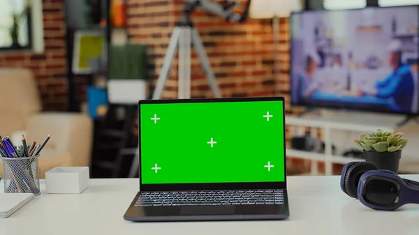 Laptop Computer Showing Green Screen Isolated Display Empty Desk Home — Stock Photo, Image