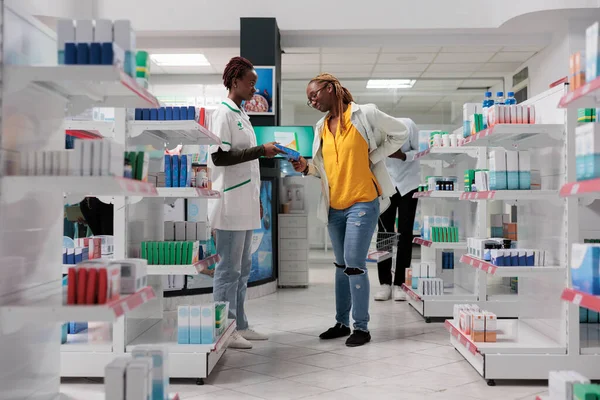 Аптечный Консультант Помогающий Покупателю Выбрать Болеутоляющее Вид Сбоку Африканская Американка — стоковое фото
